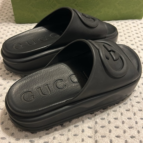 Gucci Women’s Platform Slide with Interlocking G. Black Rubber. - Picture 14 of 16